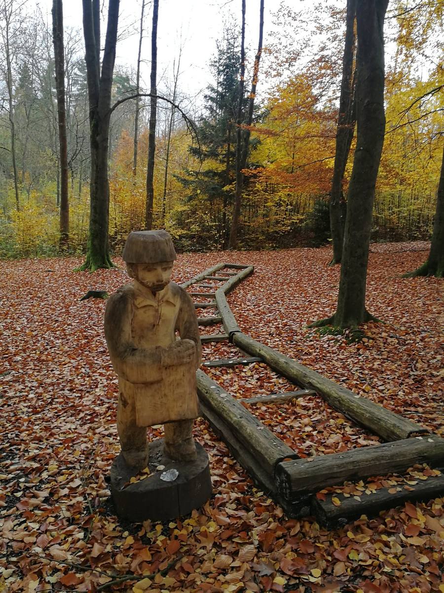 Bosý chodník pod bukovým listím, vedle socha Janka